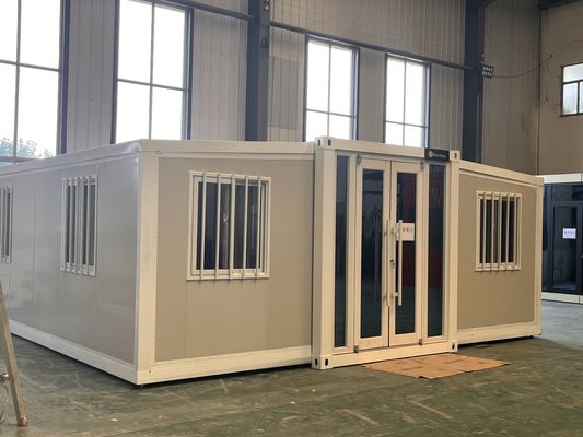 Casa in contenitore pieghevole con pavimento in legno