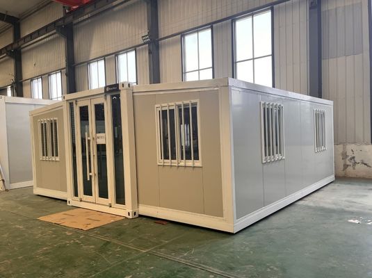 Casa in contenitore pieghevole con pavimento in legno