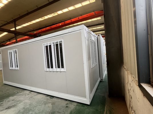 Casa in contenitore pieghevole con pavimento in legno